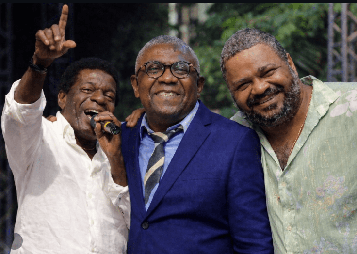 LENDAS DO SAMBA.A nossa esquerda (Almir Guineto)
No meio (nosso Príncipe do Pagode REINALDO)
A nossa direita (Arlindo Cruz) .